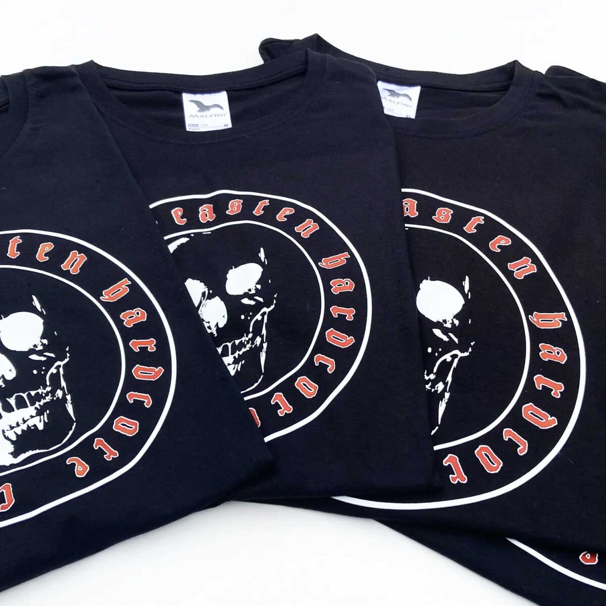 Merch tričko metalové hardcore kapely TARTARO:S Krnov. Tričko je potištěno barevným transferovým tiskem DTF.