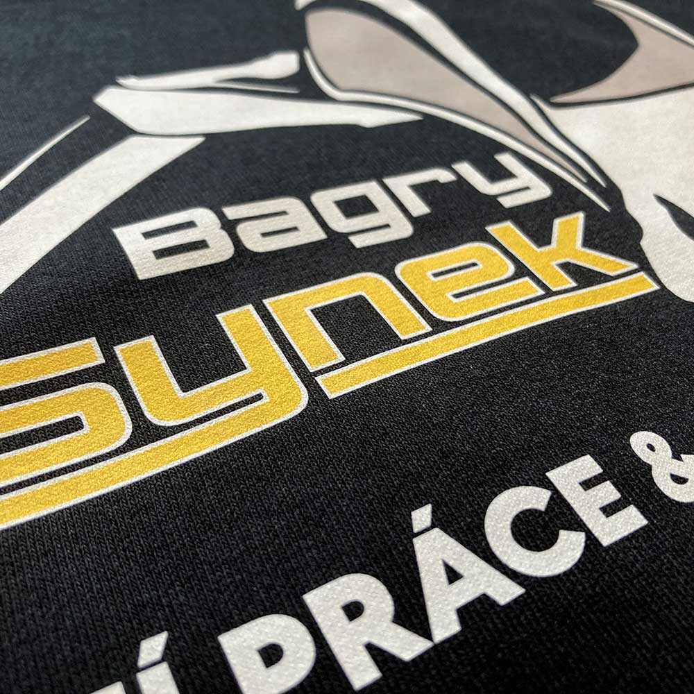 Kvalitní pracovní bunda Strauss a mikina Canis s odolným DTF potiskem. Ideální pro firmy, řemeslníky i reklamní textil. Zakázkový potisk loga.