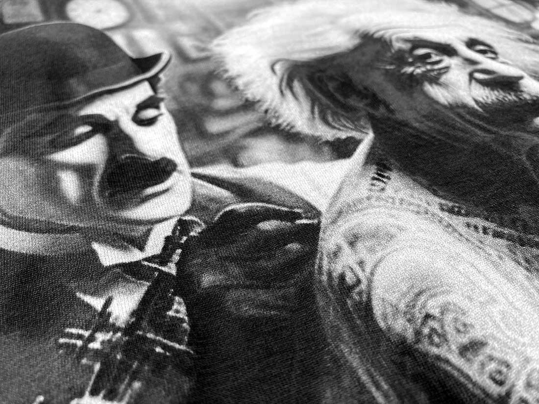 Originální tričko s motivem, kde Charlie Chaplin tetuje Alberta Einsteina, spojuje kreativní design, humor a ikonické osobnosti do jednoho jedinečného kousku. Potisk je realizován moderní digi technologií přímého tisku na tkaninu (DTG), díky které je motiv detailní, barevně výrazný a zároveň 100% prodyšný.