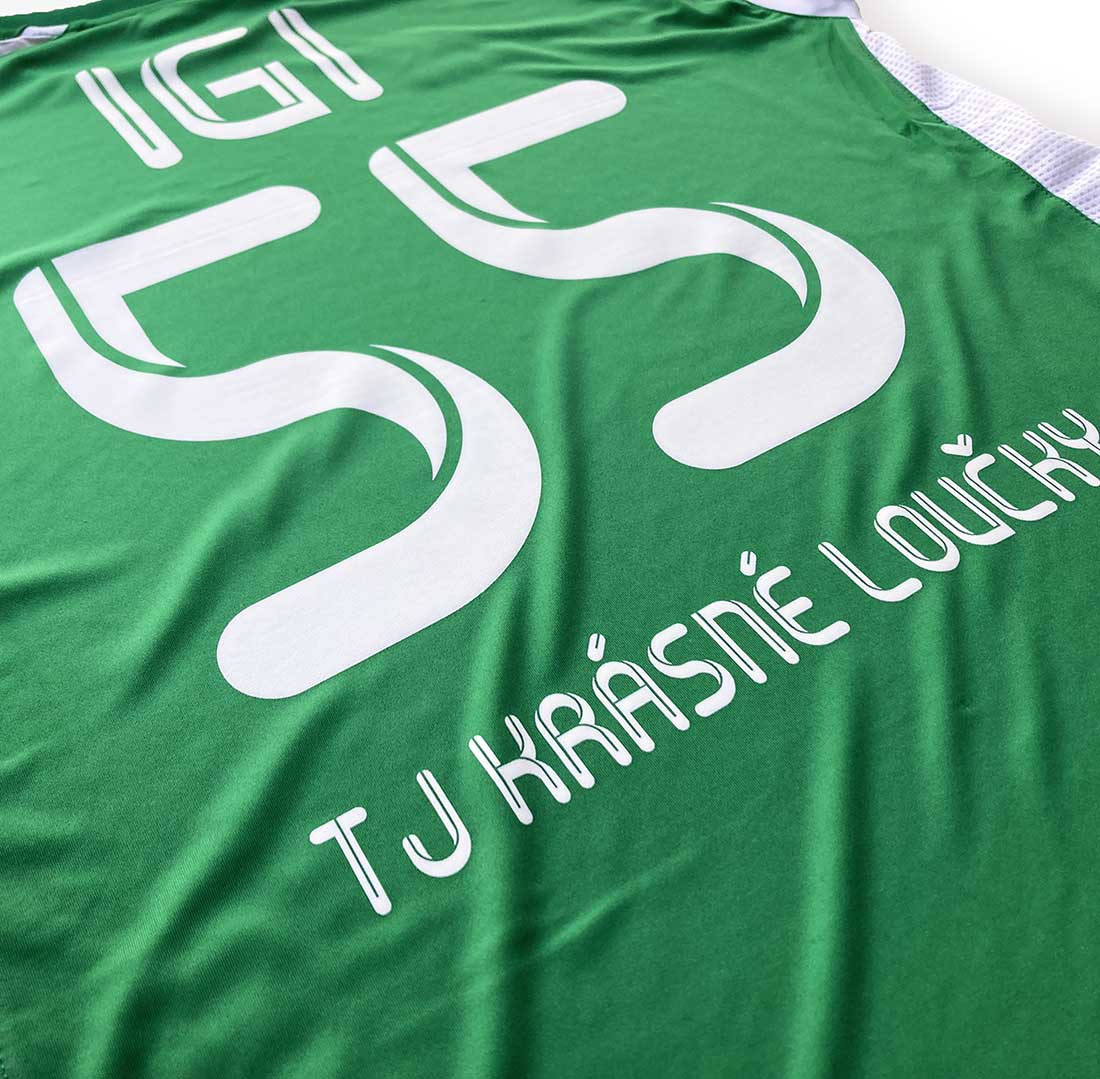Detail záda: Fotbalový dres TJ Krásné Loučky v moderním zelenobílém provedení je vyroben z kvalitního sportovního materiálu pro maximální pohodlí při hře i tréninku. Dres je potištěn moderní technologií DTF, která zajišťuje vysokou odolnost, syté barvy a dlouhou životnost potisku. Možnost personalizace vlastním jménem a číslem dělá z každého kusu originální klubový dres na míru.